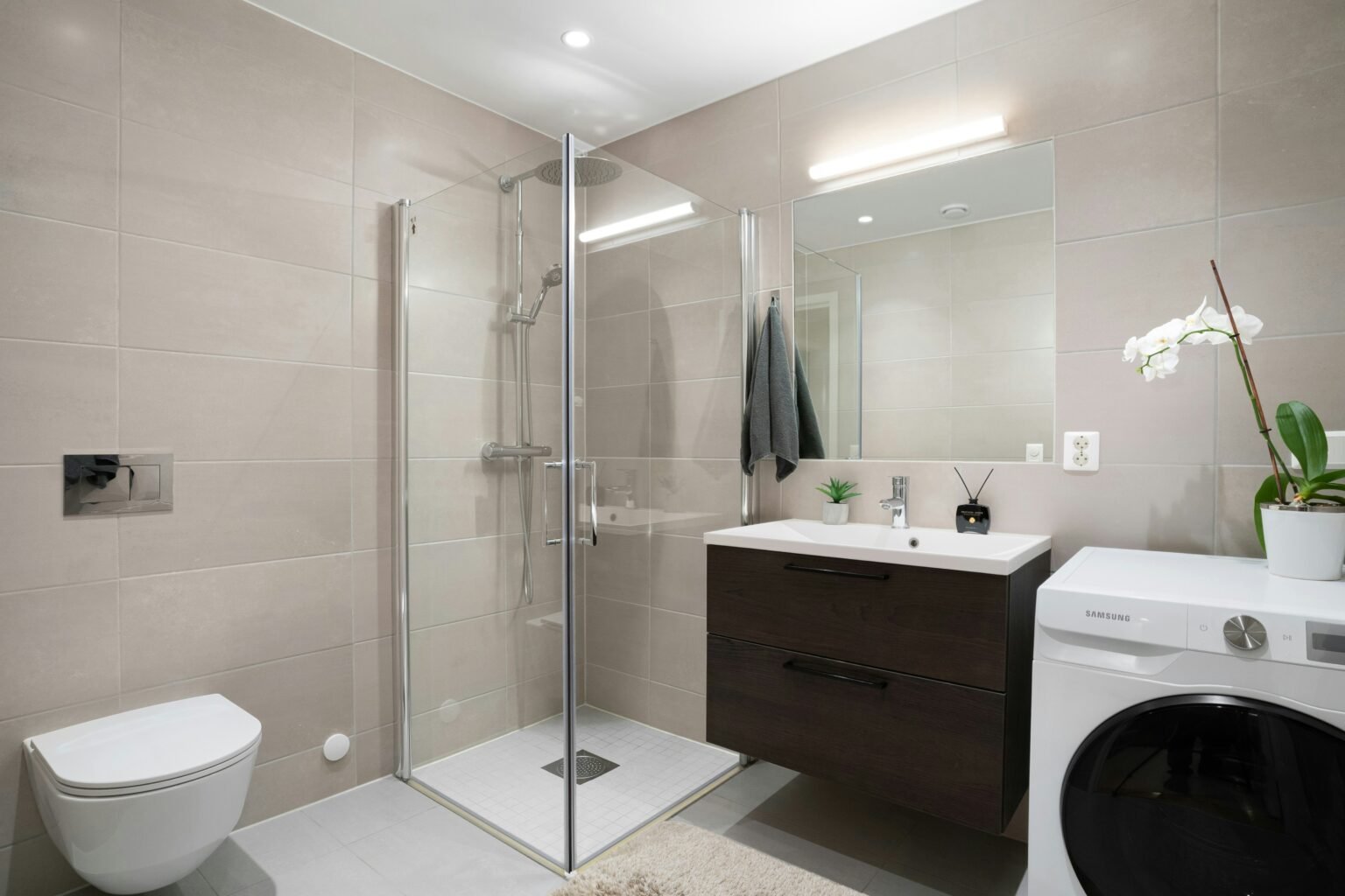 bathroom after a deep cleaning