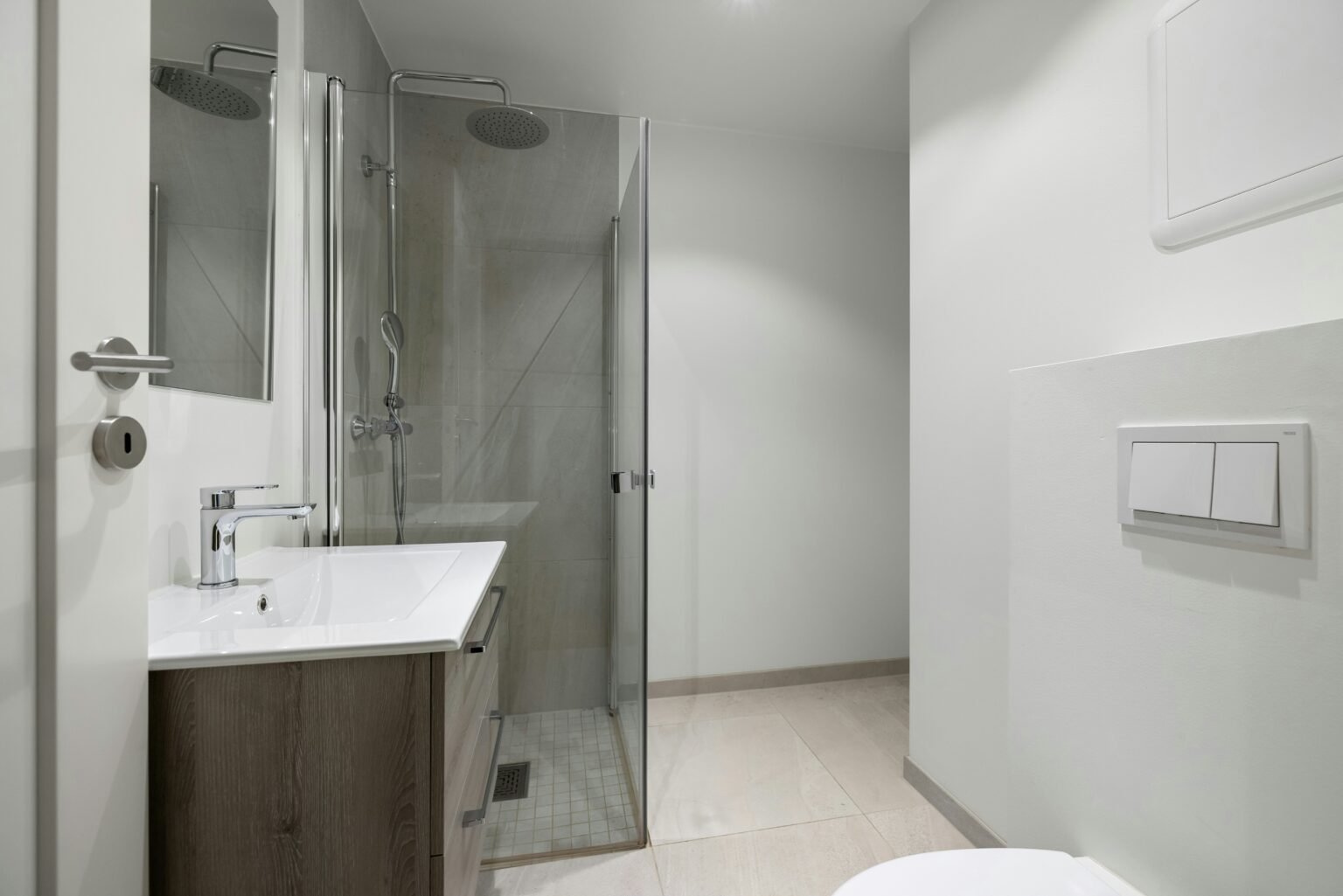 Apartment bathroom after a deep cleaning done by experts
