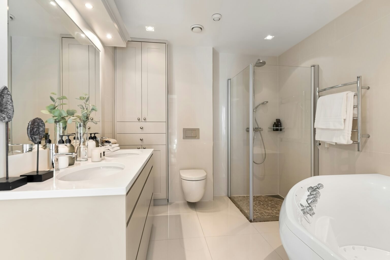 Organized and clean bathroom after a move-in/move-out cleaning